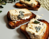 Glace au Roquefort sur toasts