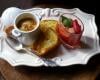 café gourmand : Verrine de garriguettes, ananas, pain perdu, crème caramel beurre salé