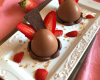 Mousse aux fraises servies dans des œufs en chocolat