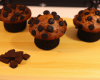 Muffins au chocolat garnis de pépites de chocolat noir