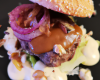 Burger de lapin à l'aïoli et oignons caramélisés