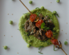 Purée de petits pois, émincé de bœuf à la menthe et brochette de tomates confites