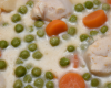 Nage de blancs de poulet, petits pois doux et carottes au lait de coco