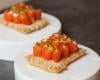 Crackers au Carré Frais et petit épeautre, roulé de saumon au Saint Agur et grenadille