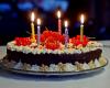 Gâteau magique au chocolat, chantilly et fruits rouges