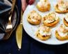 Mini-pancakes de patate douce, langoustine et crème fouettée à la cardamome