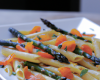 Penne à l'encre de seiche, asperges, saumon et safran