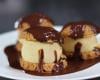 Profiteroles, glace vanille et sauce au chocolat