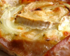 Pizza au fromage de chèvre, jambon fumé et oignons