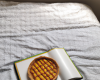 Tarte au Maroilles sur lit blanc croquant