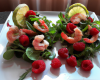 Coupes de salade crevettes et framboises