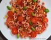 Carpaccio de tomates aux crevettes grises, pignons, pistaches et graines de courge