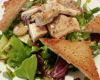 Salade au foie de volailles et toast chèvre au miel