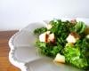 Salade de kale, petits pois, tofu fumé et halloumi