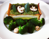 Dos de bar en crôute sylvestre, purée de brocoli, effilochée de chou vert et champignons