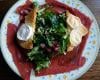 Carpaccio de bœuf, salade et toast de chèvre chaud