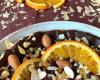 Ondulé craquant aux amandes, fraîcheur d'agrumes, pailletée pralinée et sirop de chocolat orange