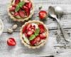 Tartelette aux fraises, crème à la pistache accompagnée d'une sucette de fraises glacée aux framboises entières