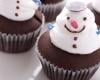 Cupcakes au chocolat en meringue de bonhomme de neige