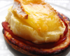 Camembert sur pommes de terre sur bacon sur lit feuilleté