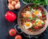 Chakchouka ou Tchakchouka (Poêlée de poivrons grillés et tomates à l’œuf)