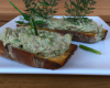 Tartine de mousse de chaource aux herbes et crème d'artichaut à la moutarde