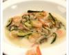 Nage de crevettes, courgettes et champignons au gingembre