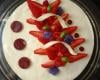 Entremet chocolat blanc, fraises gariguette et violette