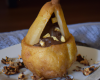 Poire en croûte fourrée à la crème de noisette et au chocolat amer