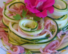 Salade rose de lamelles de courgettes