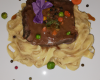 Steak haché et ça sauce aux légumes sur son lit de tagliatelle