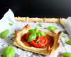 Tarte aux tomates, basilic et Cabécou du Périgord sur pâte feuilletée