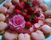 Charlotte aux fraises et biscuits roses