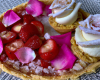 Tarte friande à la fraise, bêtises de Cambrai, sorbet fromage blanc et pétales de roses cristal