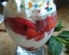 Mousse fraises bonbons sur coulis de framboises