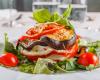 Aubergine en millefeuille à la mozzarella aux tomates et à l'origan