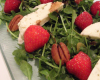 Salade gourmande à la roquette, aux fraises, à la mozzarella et aux noix de pécan