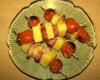 Brochettes d'ananas, tomates et lard fumé