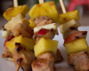 Brochette de porc, ananas et pomme