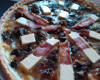 Tarte aux lardons, pruneaux et roquefort