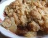 Crumble aux pommes, raisins et noisettes