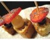 Brochettes de mini-cakes, noix, lardons et roquefort