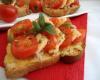 Tartines au thon, tomates cerises et basilic