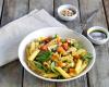 Salade de penne rigate sans gluten aux légumes et curry