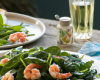 Salade d'épinards crus aux crevettes