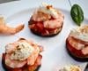 Tartare de tomates et de crevettes sur lit d'aubergine