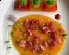 Tartare de tomates confites à la fleur de thym, crispy de jambon cru et gaspacho de melon Gallia safranné