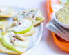 Canapés de crackers gorgonzola, poire et amande fumée