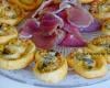 Palmier au chèvre et basilic garni de graines de pavot