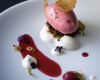 Pétales de cassis, glace au pain d'épices, coulis de vin rouge